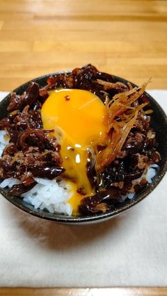 贅沢やけどバカうまい近江牛の葡萄酒焚きと卵