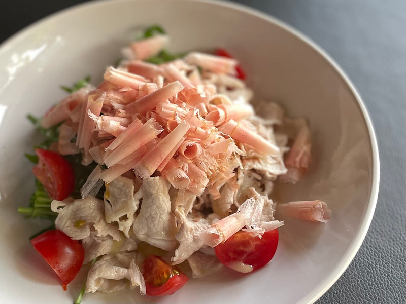 店主が削るかつお節＜賀茂削り＞で、冷しゃぶサラダ